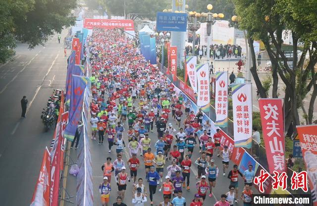 2024梅州马拉松在被誉为“世界客都”的梅州鸣枪