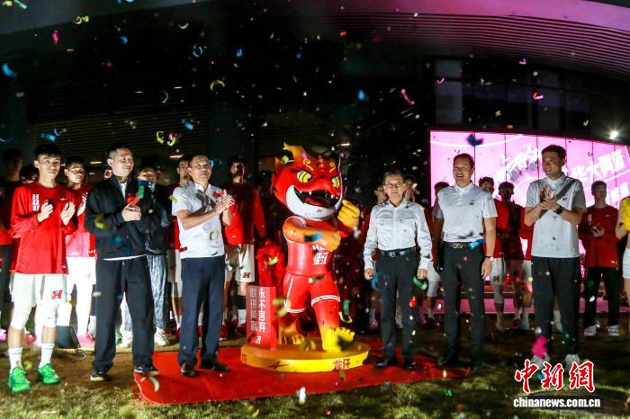 华大男篮迎战澳门黑熊：龙仔吉祥物诠释永不言