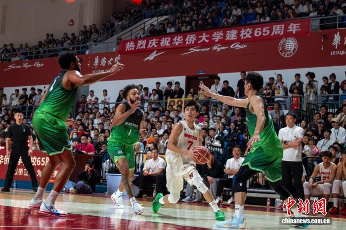 华大男篮迎战澳门黑熊：龙仔吉祥物诠释永不言