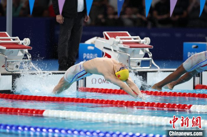 徐嘉余巴黎奥运男子100米仰泳决赛摘银 连续三届
