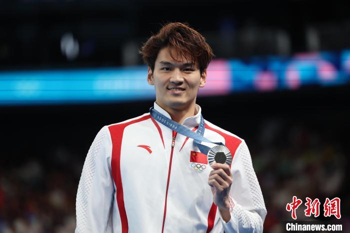 徐嘉余巴黎奥运男子100米仰泳决赛摘银 连续三届