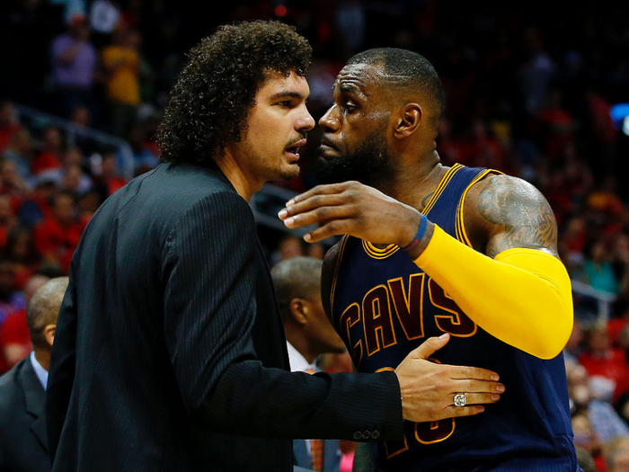 勒布朗·詹姆斯唯一替补：为保护队友甘愿降格