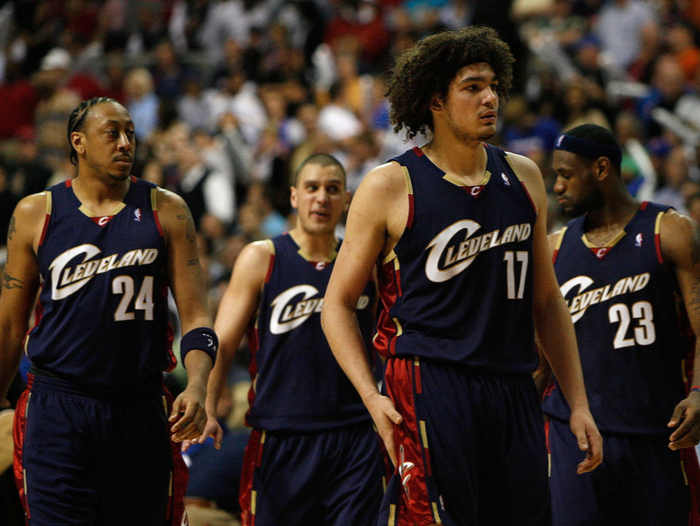 勒布朗·詹姆斯唯一替补：为保护队友甘愿降格