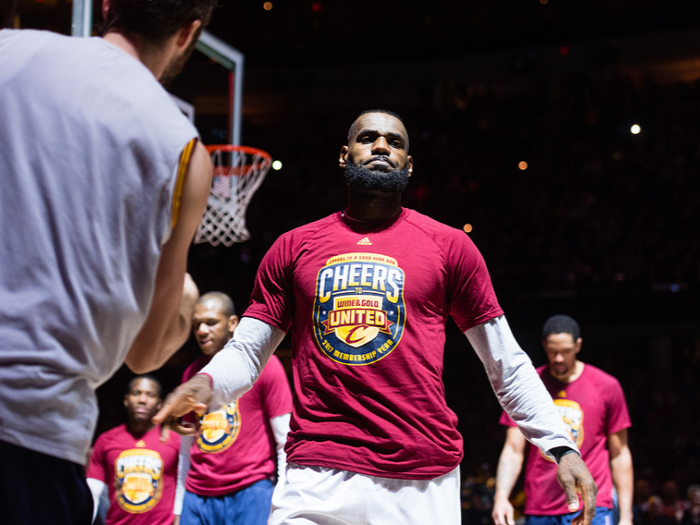 勒布朗·詹姆斯唯一替补：为保护队友甘愿降格