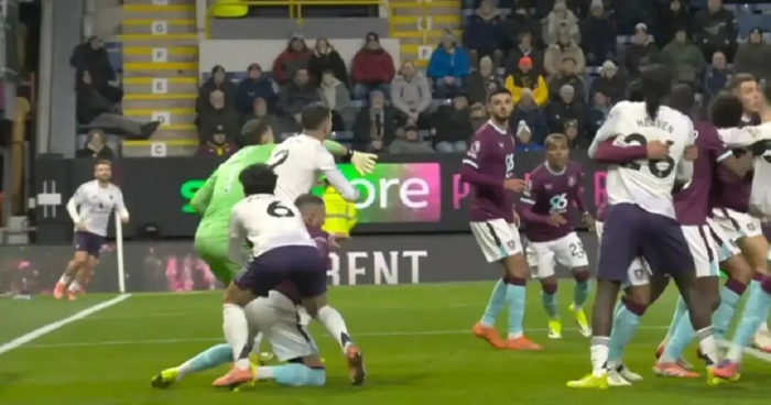 曼联正式投诉裁判判罚争议：VAR判罚差异引不满