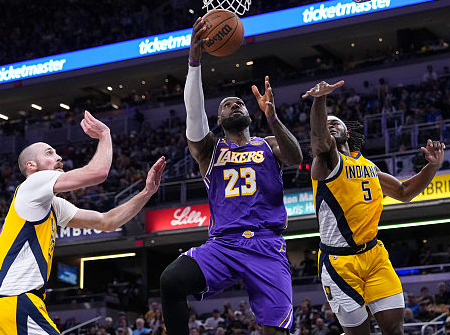 湖人关键球引爆九连胜 52胜目标近在咫尺