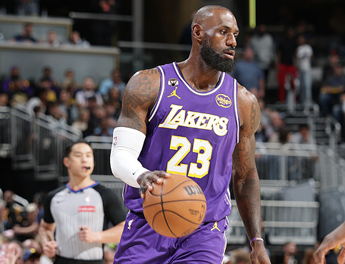 湖人关键球引爆九连胜 52胜目标近在咫尺