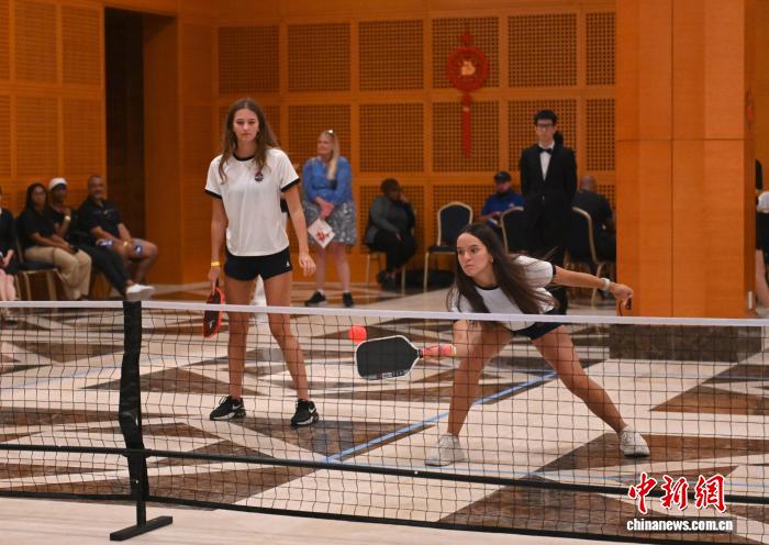 美国青少年匹克球访华团亮相中国驻美大使馆 开