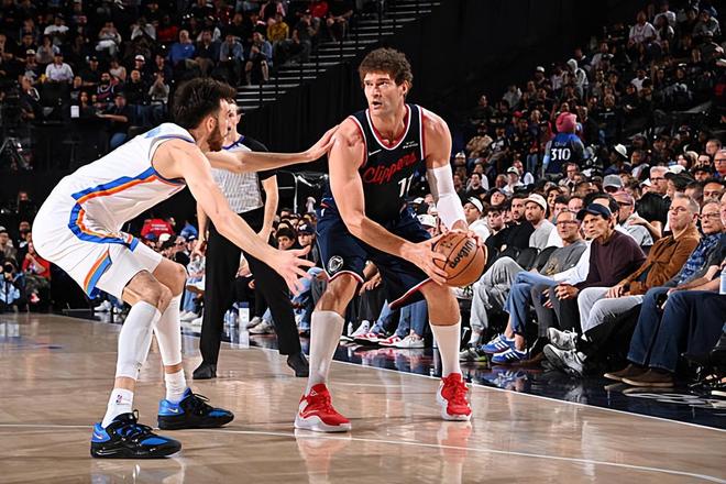 雷霆轻取快船豪取7连胜 洛佩斯防守崩盘引质疑