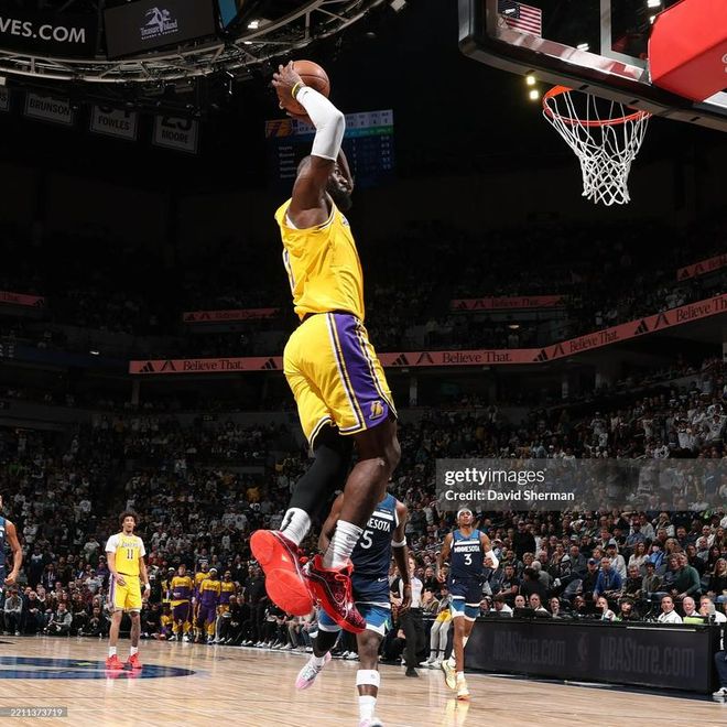 马刺10连胜领跑西部 雷霆湖人老鹰三强并立竞逐