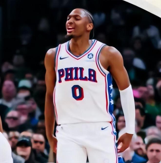 新秀爆发逆转绿凯 76人夺回主场优势