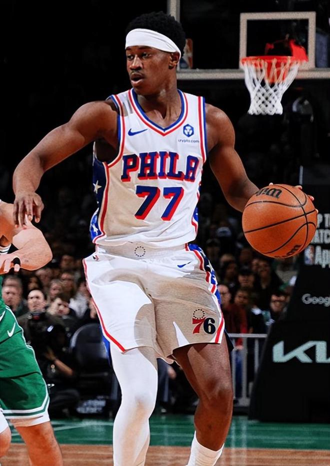 新秀爆发逆转绿凯 76人夺回主场优势